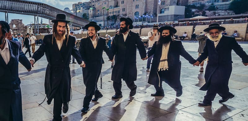 Haredi women dancing (example of the AI tech)